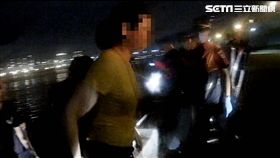 吳女前往大稻埕碼頭跳河，大批警消趕抵現場，迅速將她從水中救起，吳女卻宣稱自己在看風景，令在場警消哭笑不得（翻攝畫面）