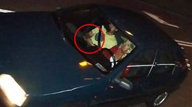 忘情超速被拍…辣妹一手握方向盤　一手緊握男伴「LP擋」