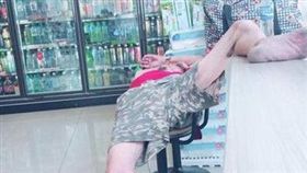 男子在超商熟睡，呈現「超狂睡姿」。（圖／翻攝爆廢公社）