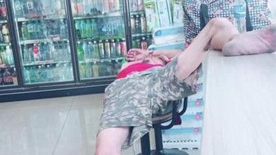 超商驚見男子「超狂睡姿」　網友傻眼