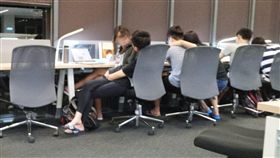 網友PO文要情侶禁止在圖書館放閃。（圖／翻攝靠北清大臉書）