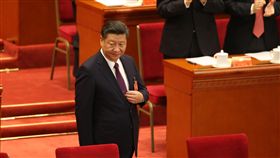 習近平19大報告：陸社會矛盾型態已改變中共19大專題中共總書記習近平（前）18日在19大政治報告時說，「中國特色社會主義進入了新時代」，但他也說，目前中國大陸社會主要矛盾已經轉化為人民生活需要和不平衡不充分的發展之間的矛盾。中央社記者吳家昇北京攝　106年10月18日