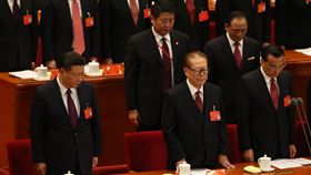 中共19大開幕　習近平江澤民出席中共19大專題中國共產黨第19次全國代表大會18日上午在北京登場，中共總書記習近平（前排左1）、前中共領導人江澤民（前排左2）等人出席開幕式。中央社記者吳家昇北京攝  106年10月18日