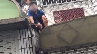 23歲自詡四海幫大哥　躲警狼狽斷腿