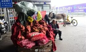 賣紅薯。（圖／翻攝自中原之聲微博）