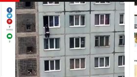 男友雙腿懸掛大樓外！2分鐘後…女友眼睜睜看他從7樓墜下
圖翻攝自鏡報
http://www.mirror.co.uk/news/world-news/teenage-girl-filmed-desperately-trying-11324062