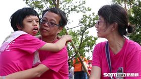 彤芸爸爸吃力地抱著彤芸那一幕，腳略顯無力，讓人意識到罕病病童雙親逐漸年邁，後續照顧人力該由誰接手的隱憂。（圖／罕見疾病基金會提供）
