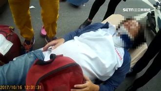 8月孕婦車禍摔地　熱心民眾急幫撐傘