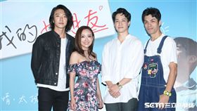 20171018-2017年10月18日台北讯   請愛我的女朋友首映會愛紗 宗華站台送花張懷秋 梁正群 薛仕凌 詹子晴 謝佳見
