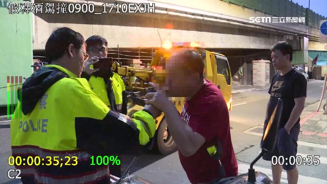 假釋犯酒駕自撞翻車　連路燈都被撞歪