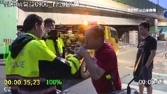 假釋犯酒駕自撞翻車　連路燈都被撞歪