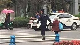 大陸,四川,警察,老婆婆,牽手過馬路（圖／翻攝自微博）