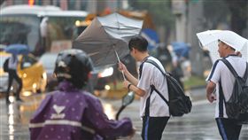 強風吹　傘開花卡努颱風外圍雲系及東北季風共伴效應影響，全台各地出現強風豪雨。有學生13日傍晚走在台北街頭，一陣強風突然把雨傘吹開花，令人措手不及。中央社記者徐肇昌攝　106年10月13日