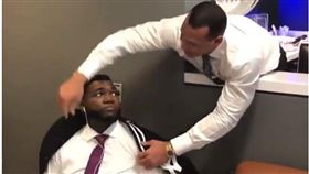 A-Rod為老爹披夾克。（圖／翻攝自推特）