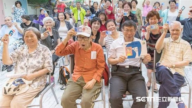 彌補重陽敬老金！柯宣佈敬老卡升級