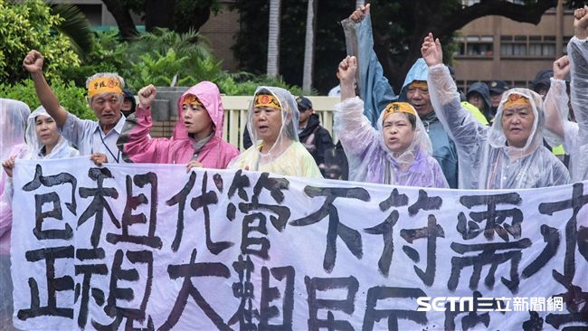 拒當白老鼠！大觀自救會政院噴漆抗議