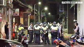 吳男與友人前往漢口街小吃店用餐，酒足飯飽後準備結帳時，卻發現帳單高達2千多元，他們憤而質疑店家灌水，雙方爆發口角衝突，警方動員優勢警力將人帶回派出所，最後雙方達成和解（翻攝畫面）