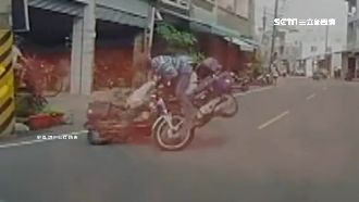 巔峰對決！兩阿伯機車互撞「翹孤輪」