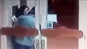 當眾脫褲嘿咻不怕看　情侶大樓門口忘情激戰20秒YouTube