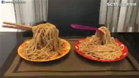 媽媽自製神奇魔法麵條。（圖／翻攝自Lu小小 兩寶媽 愛玩咖臉書）