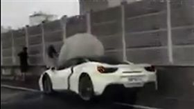 千萬超跑法拉利488GTB在環東大道發生自撞車禍，車上一對男女竟下車逃離現場，警方透過租賃公司代為聯繫，進一步通知駕駛人到案說明（翻攝自《汐止集團》）