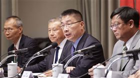 政院指示啟動豪雨復建專案上週豪雨對台灣東半部地區造成災情，行政院發言人徐國勇（右2）19日主持行政院會後記者會，轉述行政院長賴清德在院會中表示，已請工程會啟動10月豪雨復建專案，儘速復建完成。中央社記者裴禛攝  106年10月19日