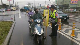 高雄式左轉,兩段式左轉,車禍,取締,宣導,開罰／高雄市政府警察局交通警察大隊 臉書