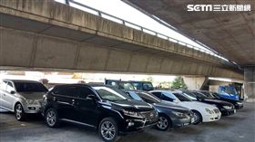 林嫌夥同汽修廠和中古車行，收購事故車及低價車，找來親朋好友當人頭，再利用假竊案詐領保險金，警方逮獲林嫌等33人，訊後依組織犯罪、詐欺、竊盜、誣告及偽造文書等罪送辦（翻攝畫面）