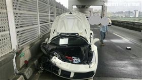 千萬超跑法拉利488GTB在環東大道發生自撞車禍，車上一對男女竟下車逃離現場，警方透過租賃公司代為聯繫，進一步通知駕駛人到案說明（翻攝畫面）