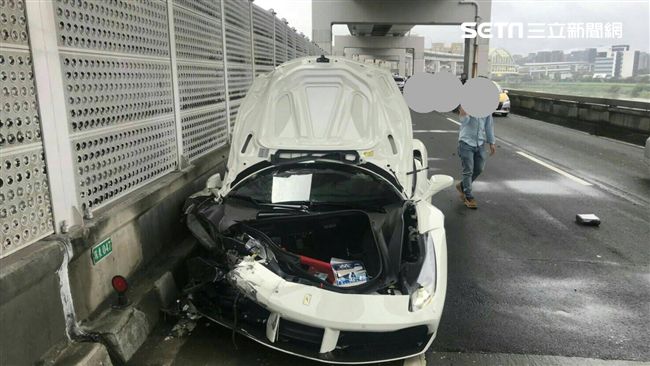 加國華僑租法拉利　載妹出遊自撞護欄