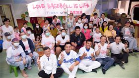 中職會長吳志揚、富邦悍將球星陳凱倫、高孝儀一同慰問病友。（圖／中職提供）