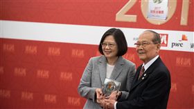 蔡英文總統出席「2017財訊金融獎」頒獎典禮，與出席典禮貴賓合影。（總統府提供）