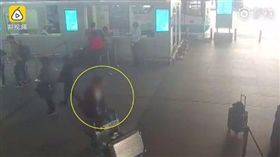 大陸山東省煙台蓬萊機場大廳，有一名男旅客下機後，疑癲癎發作，開始在原地打轉繞圈，不久後，男子就昏倒不起，所幸當時附近有執勤的員警，男子在民眾和員警協忙下，才沒造成更嚴重的後果，也撿回一條命。（圖／翻攝自梨視頻）