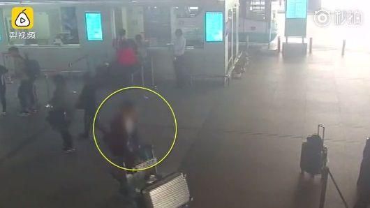 男子下機後如中邪　原地旋轉口吐白沫