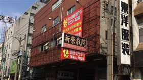 嘉義新榮戲院外掛出售布條，業者澄清「和戲院無關」。（圖／翻攝臉書社團綠豆嘉義人）