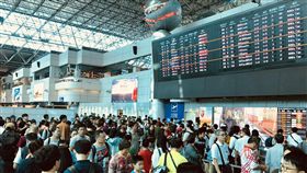 國慶連假　桃機運量較平日成長約1成國慶連假展開，出國人潮湧現。桃園國際機場公司預估7日入出境人數約為12萬7000多人次，其中出境有7萬6000人次，整體旅運量較平日成長約1成。中央社記者邱俊欽桃園機場攝　106年10月7日