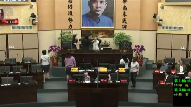 一句「妳是傻瓜嗎？」　2女議員對打