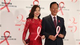 粉紅絲帶乳癌防治宣導慈善晚會（1）「粉紅絲帶乳癌防治宣導慈善晚會」19日晚間在台北君悅飯店舉行，鴻海集團董事長郭台銘（右）與擔任乳癌防治公益大使的夫人曾馨瑩（左）一同出席。中央社記者張新偉攝　106年10月19日