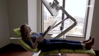 躺著就能上班！神奇辦公椅成懶人福音