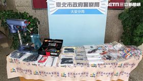 周男跟隨林姓角頭販毒，卻四度遭警方查獲，但他仍繼續重操舊業，警方循線逮捕他及女友等3人，並在音箱內起獲毒品及改造手槍，訊後依槍砲及毒品罪送辦（翻攝畫面）