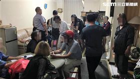陳女在武成街公寓開設四色牌賭場，並利用老舊社區之特性，招攬年長賭客前來聚賭，警方接獲檢舉，循線逮獲陳女及6名賭客，訊後依賭博罪送辦（翻攝畫面）