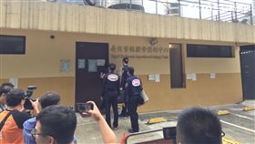 台大潑酸案在二殯進行相驗及解剖工作（楊忠翰攝）