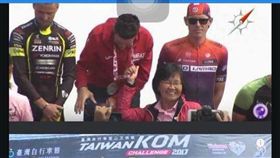 國際選手被當狗？官員合影過High　竟硬扯選手獎牌
圖/翻攝自爆怨公社臉書