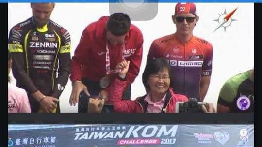 官員合影過嗨　竟硬扯選手獎牌當狗拉