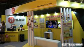 ▲台灣運彩攤位為民眾介紹合法的運動彩券。（圖／記者林辰彥攝影）