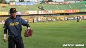 ▲中信兄弟菜鳥岳東華在季後賽初先發。（圖／記者蕭保祥攝）