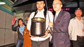 影城老闆王雪紅湖北遇難　兒捧骨灰返台