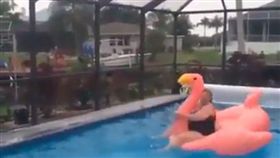 泳池,妹子,滅頂,過重,游泳圈,爆料公社一日小編　圖／翻攝自臉書爆料公社一日小編