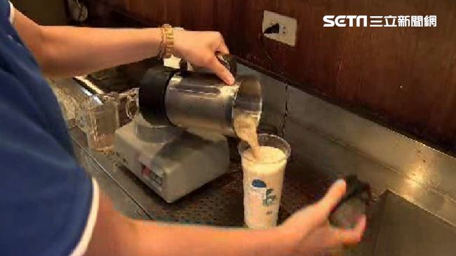 點熱珍奶怕吸管融化！奧客張嘴求試喝