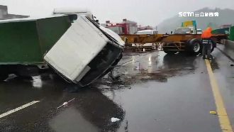 貨車打滑撞分隔島　聯結車追撞釀禍